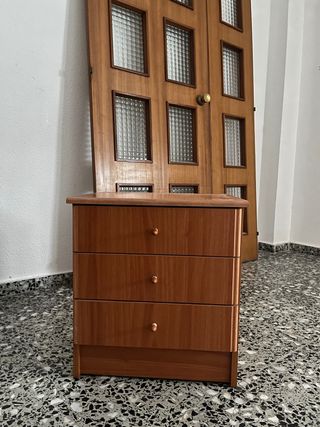 Mesita de noche de madera