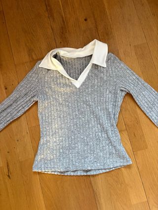 Jersey gris con cuello blanco