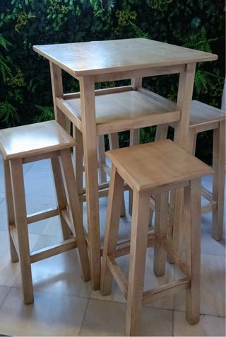 Mesa alta madera + 4 taburetes.8 juegos disponible