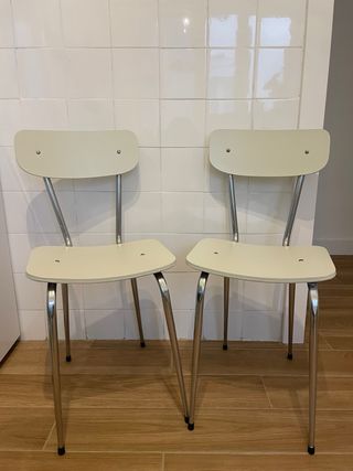 Dos sillas estilo escolar crema y plata