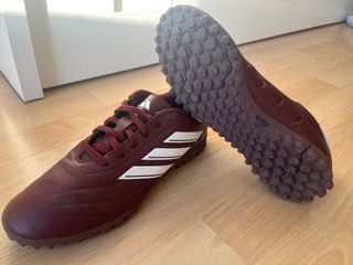 Botas fútbol Adidas multitaco burdeos. Talla 38
