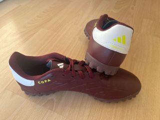 Botas fútbol Adidas multitaco burdeos. Talla 38