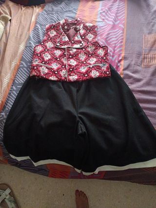 Traje fallero rojo y negro