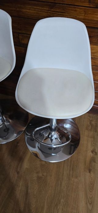Mesa alta con Taburetes Altos Beige y Blanco