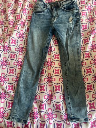 Pantalones vaqueros desgastados azul oscuro