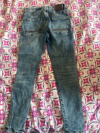 Pantalones vaqueros desgastados azul oscuro