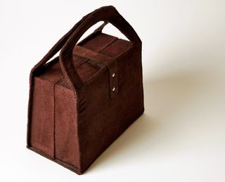 NECESER JOYERO CON ASAS ANTE MARRÓN ESTILO RETRO