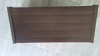Mueble de madera laminada marrón