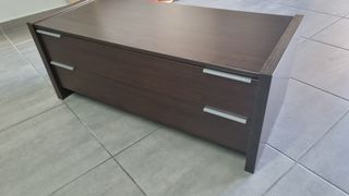 Mueble de madera laminada marrón