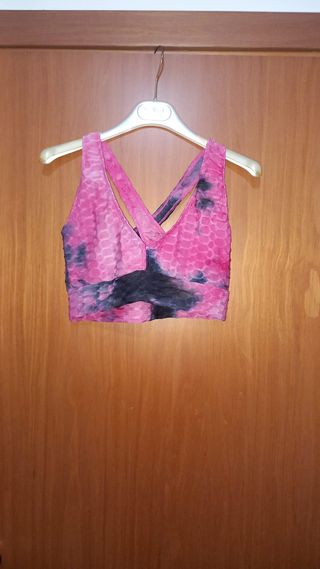 Top sportivo con fantasia tie-dye