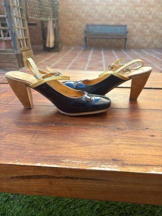 Zapatos de tacón Hispanitas negros y dorados