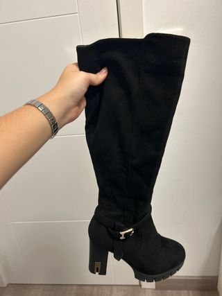Botas altas negras modernas