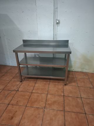 Mesa de acero inoxidable con 2 estantes