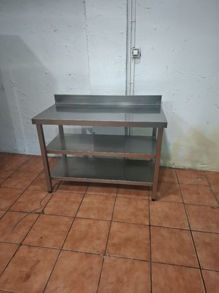 Mesa de acero inoxidable con 2 estantes