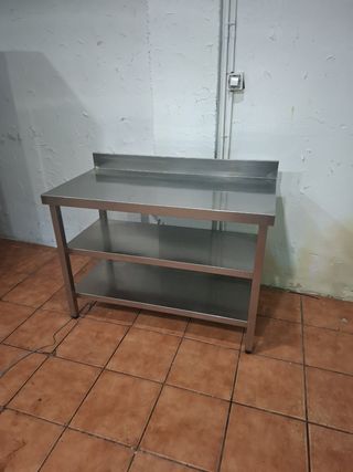 Mesa de acero inoxidable con 2 estantes