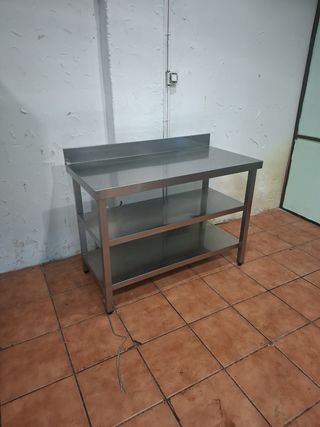 Mesa de acero inoxidable con 2 estantes