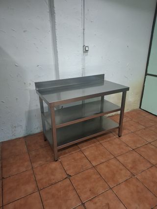 Mesa de acero inoxidable con 2 estantes