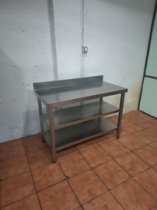 Mesa de acero inoxidable con 2 estantes