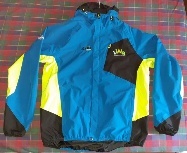 Giacca tecnica antivento blu e gialla