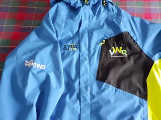 Giacca tecnica antivento blu e gialla