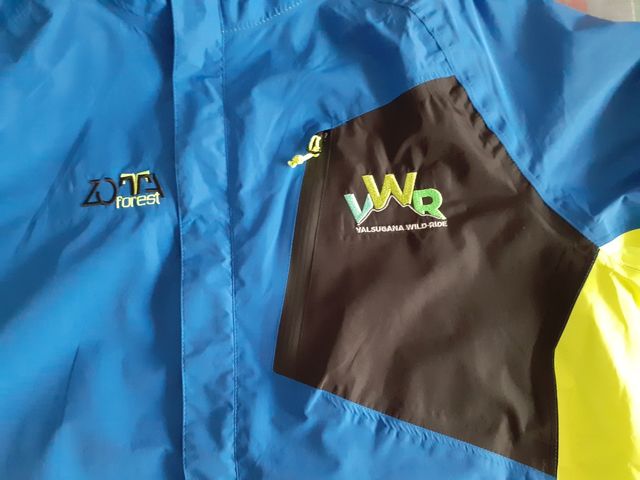 Giacca tecnica antivento blu e gialla