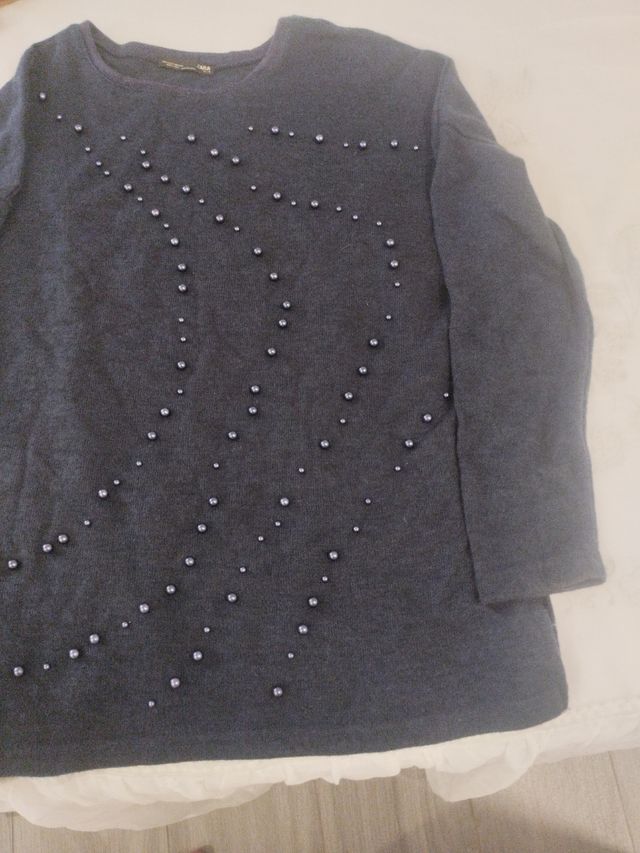 Jersey azul con perlas al tono