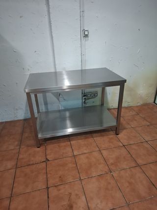 Mesa de acero inoxidable con estante