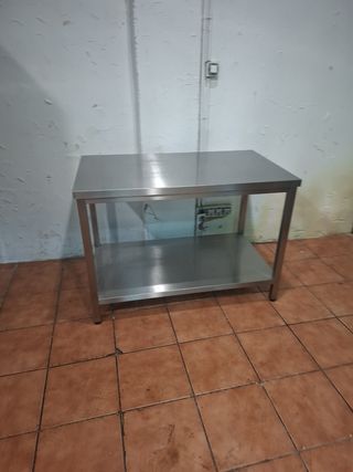 Mesa de acero inoxidable con estante