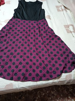 Vestido de lunares morado y negro