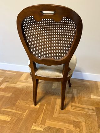 Sillas de madera con asiento tapizado