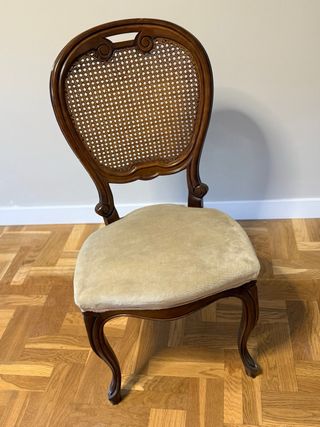 Sillas de madera con asiento tapizado