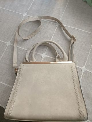 Bolso beige con asa y correa