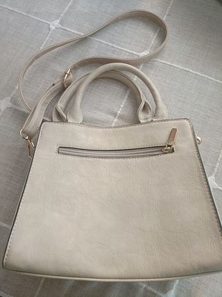 Bolso beige con asa y correa