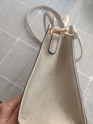 Bolso beige con asa y correa