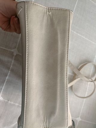 Bolso beige con asa y correa