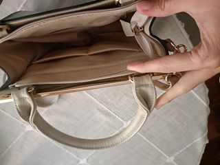 Bolso beige con asa y correa
