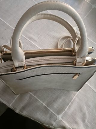 Bolso beige con asa y correa