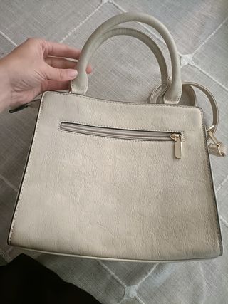 Bolso beige con asa y correa