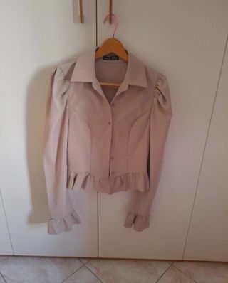 Camicia beige maniche a sbuffo