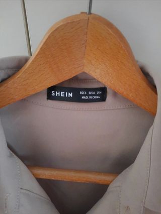 Camicia beige maniche a sbuffo