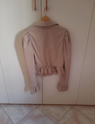 Camicia beige maniche a sbuffo