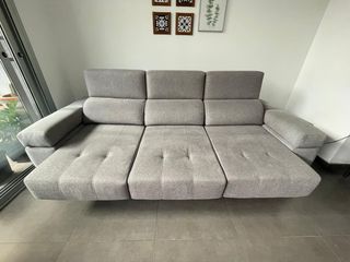 Divano grigio in tessuto a 3/4 posti