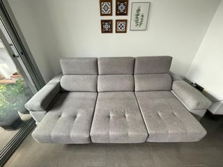 Divano grigio in tessuto a 3/4 posti