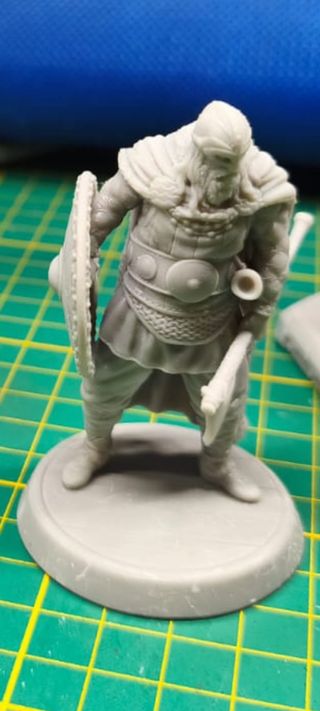 Figura resina guerrero vikingo con escudo y hacha