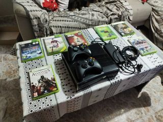 Xbox 360 Completa con 2 Mandos y Juegos
