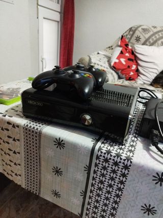 Xbox 360 Completa con 2 Mandos y Juegos