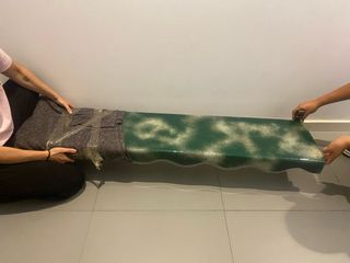 Mesa de vidrio y forja hecha a mano