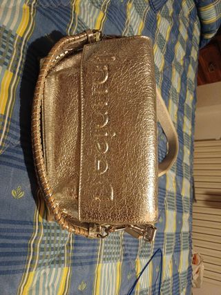 Bolso plateado con logo grabado