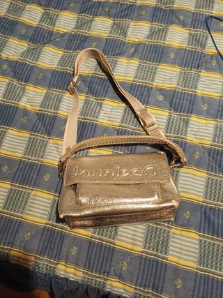Bolso plateado con logo grabado