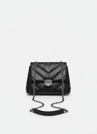 Bolso negro acolchado con cadena